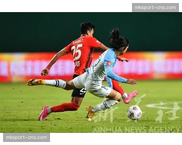 赛场花絮：为庆祝国际妇女节，多国女子垒球联赛球员佩戴粉色饰品出战