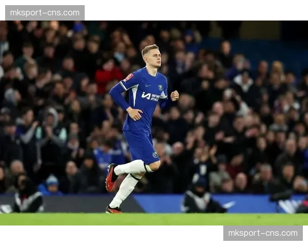 特写:连续首发后,切尔西“出租车”小将在赛后独自加练射门 特写:连续首发后,切尔西“出租车”小将在赛后独自加练射门