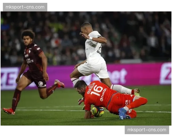 终场瞬间：梅斯球员因拼抢导致体力透支，赛后相互搀扶走回更衣室