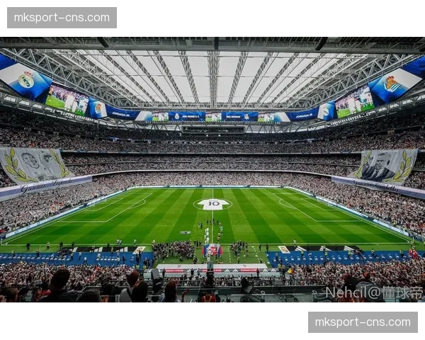 终场哨响，39岁的莫德里奇与克罗斯在伯纳乌通道内长时间拥抱