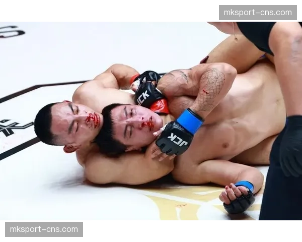 裁判介入终止格拉索裸绞，争议性终结引发社交媒体热议